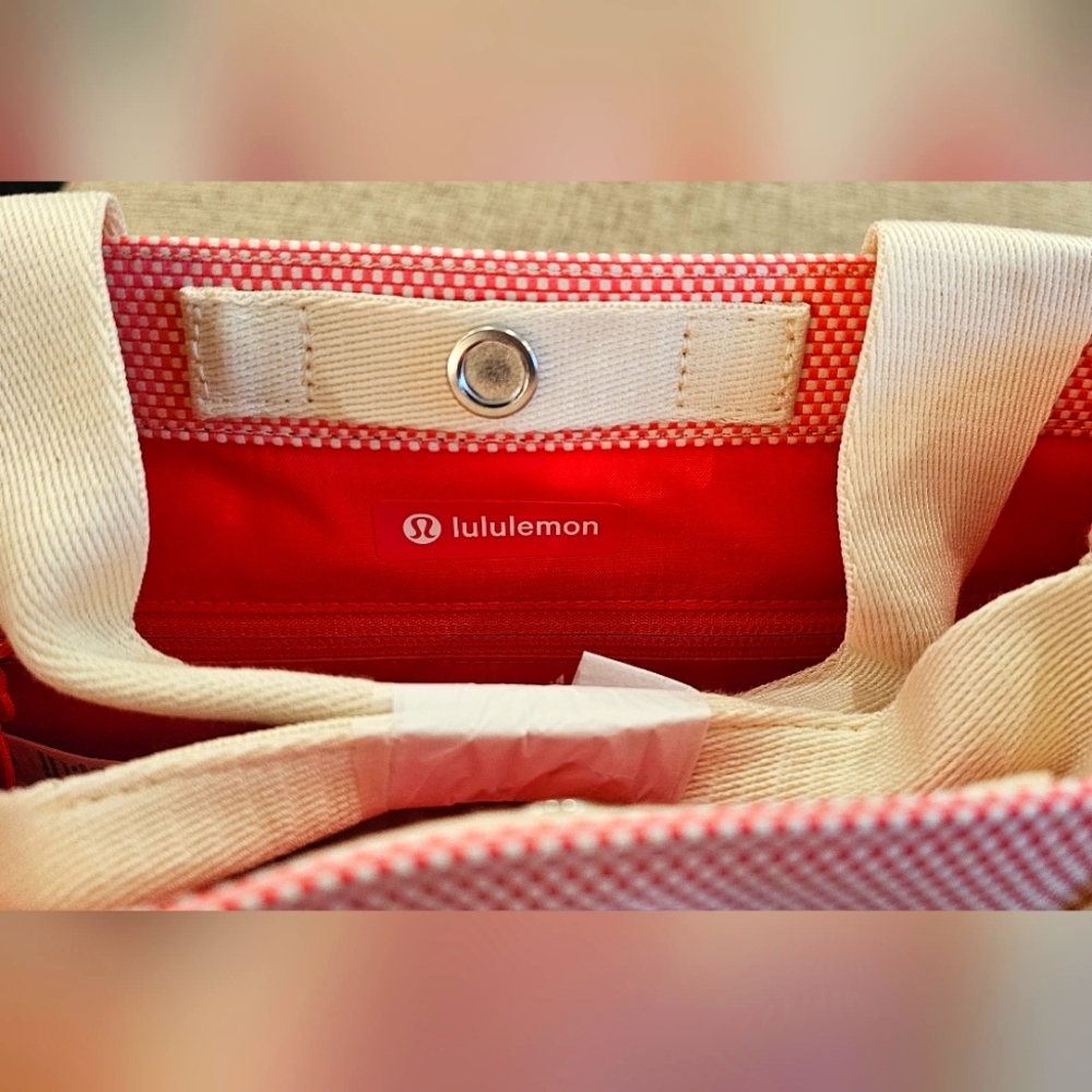 Lululemon mini tote Exclusive Australia Released ONLY PINK - Picture 6 of 13